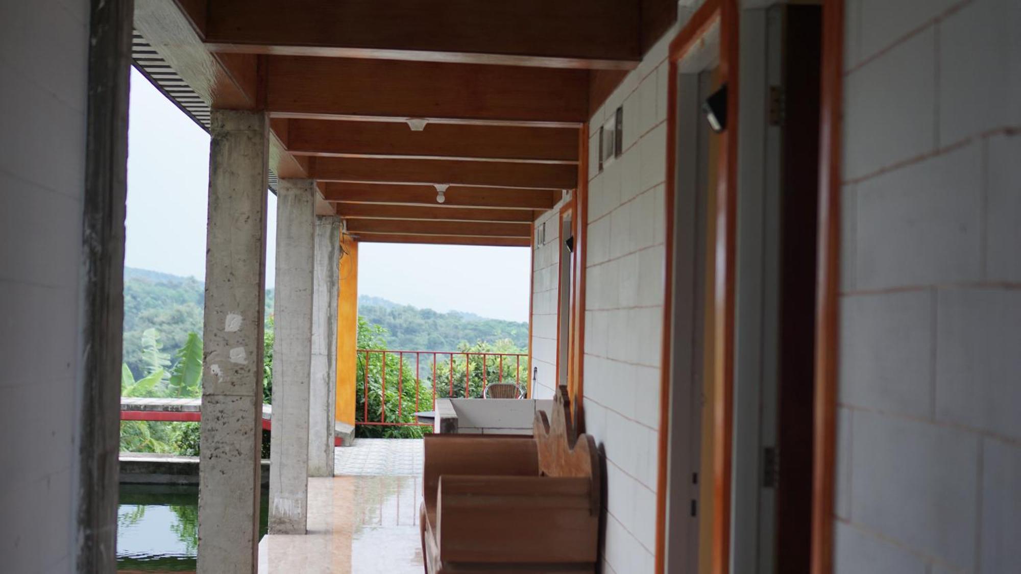 Spot On 93943 Sakinah Bromo Syariah Near Rest Area Wringinanom Hotel Malang
